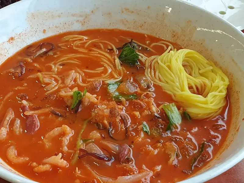 물회에 면사리를 넣은 모습