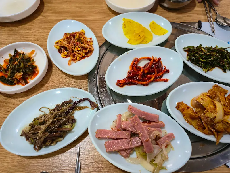 용천가든의 푸짐한 밑반찬