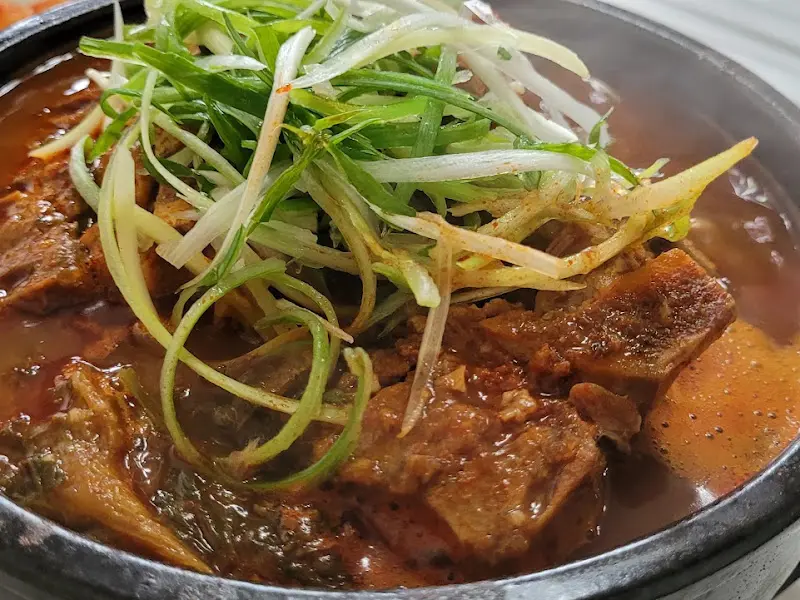 뚝배기 가득 담긴 뼈해장국의 모습