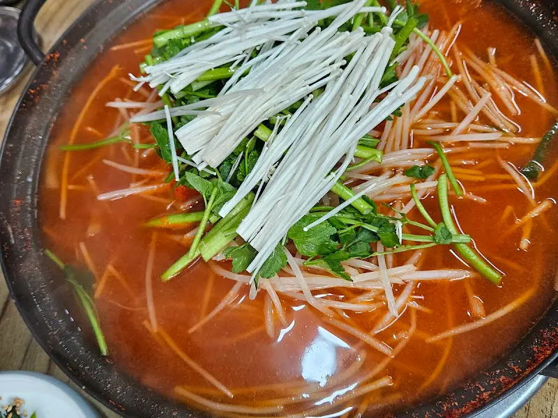 미나리와 팽이버섯이 듬뿍 올려진 복국