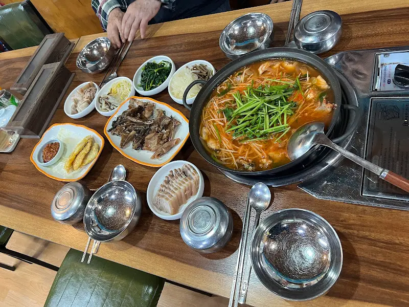 테이블 가득 차려진 복국 한 상