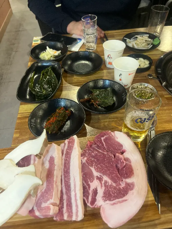 흑돼지 오겹살과 다양한 밑반찬