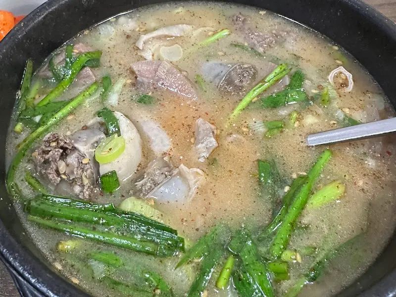 테이블 위에 놓인 벼랑순대국