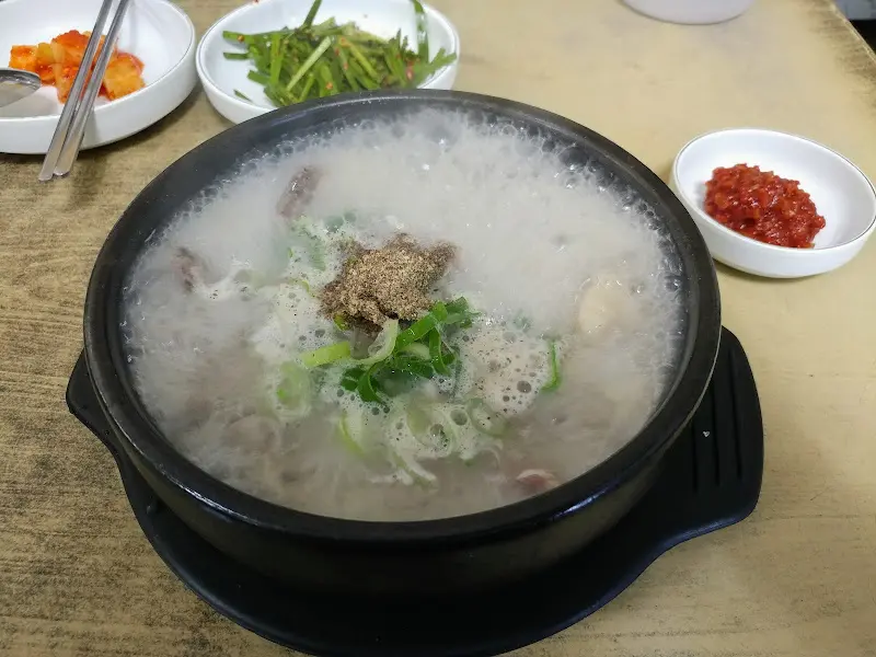 순대국에 다진 마늘을 넣은 모습