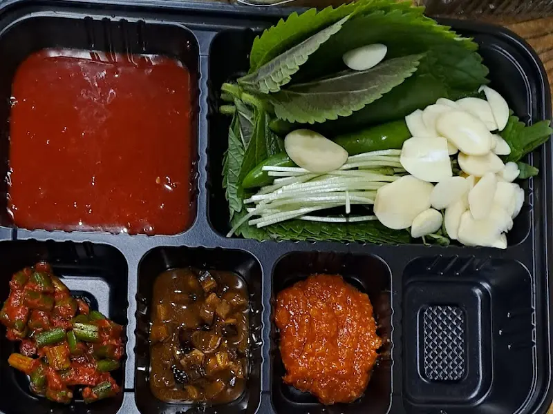 대방어회 곁들임 야채와 소스