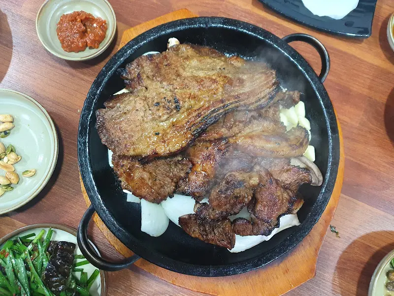 뜨거운 철판 위에 올려진 석갈비
