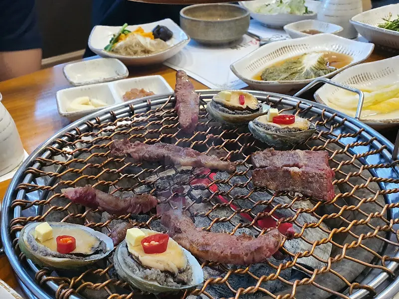 숯불 위에 구워지는 황제살과 전복