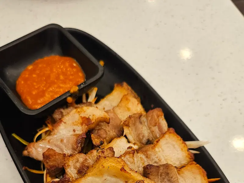 노릇하게 구워진 삼겹살 구이