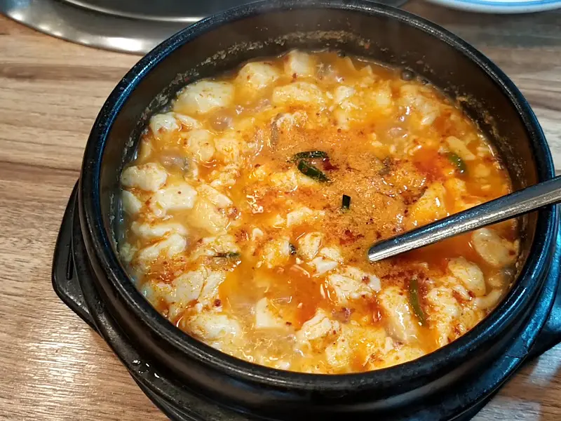 보글보글 끓는 순두부찌개