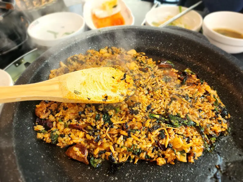 돌판 위에 펼쳐진 볶음밥
