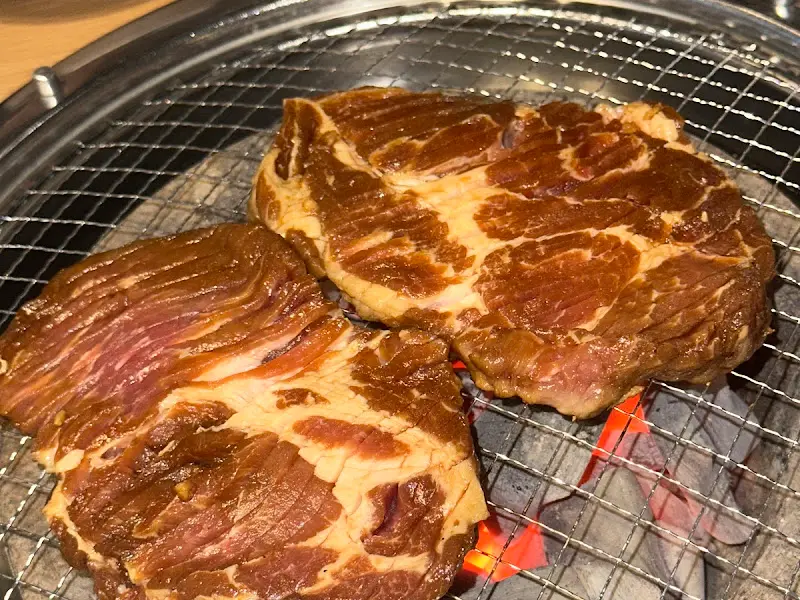 숯불 위에서 익어가는 돼지갈비