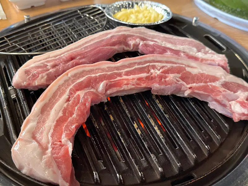 숯불 위의 삼겹살