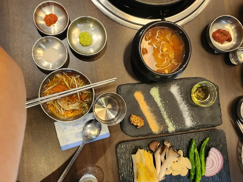 다양한 곁들임과 함께 즐기는 삼겹살