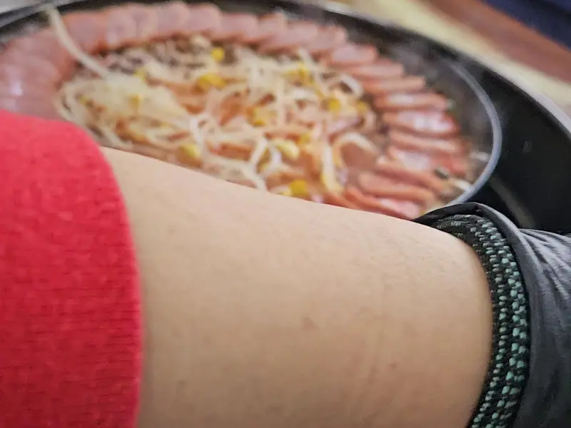 이나경 송탄 부대찌개의 햄이 가득한 모습