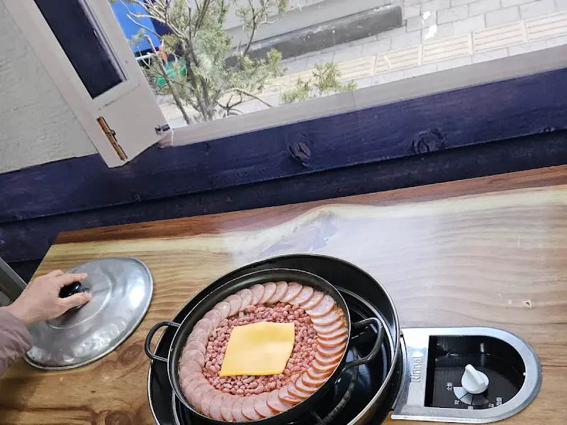 창가 자리에서 보이는 풍경