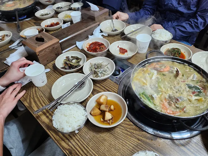 게국지를 중심으로 다양한 밑반찬이 놓여있다.