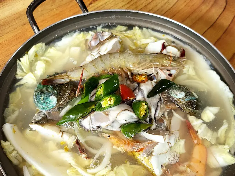 게, 새우, 굴, 배추 등 다양한 재료가 들어간 게국지의 모습