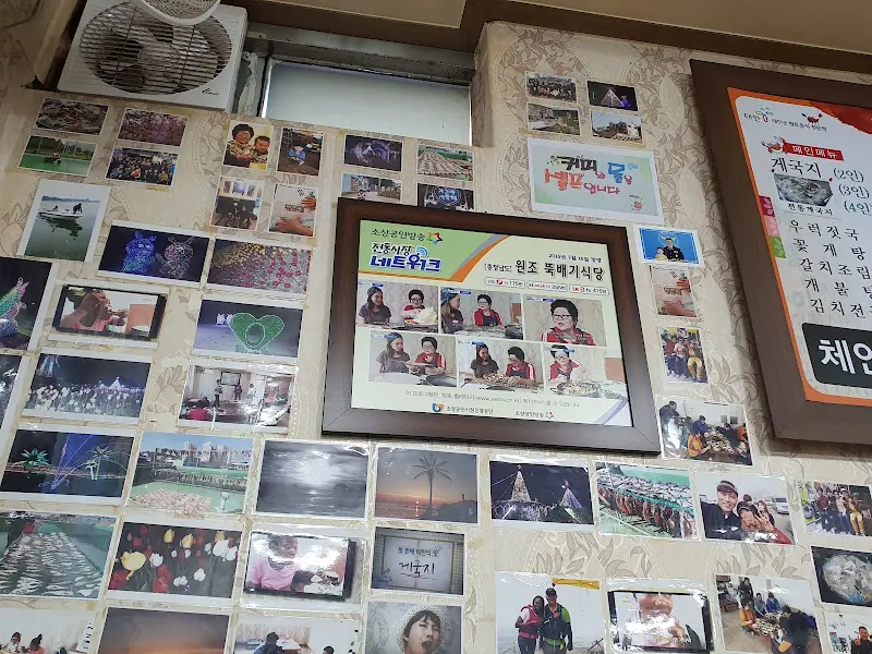 벽면에 붙어있는 사진들