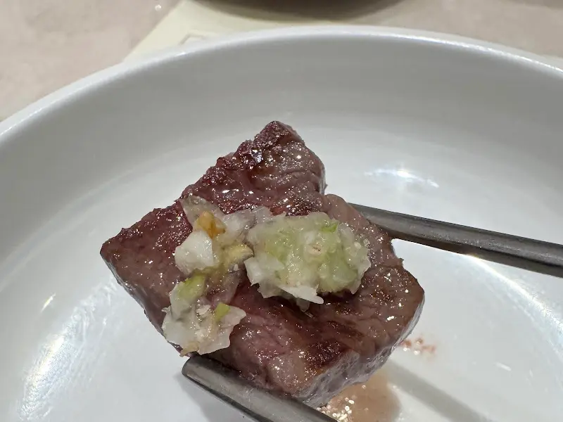 잘 구워진 고기 한 점