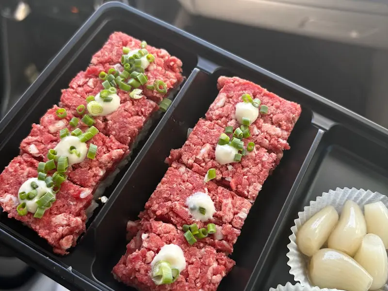 차 안에서 맛보는 말고기 초밥