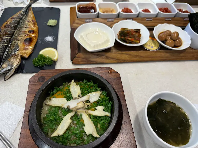 전복 솥밥과 반찬들