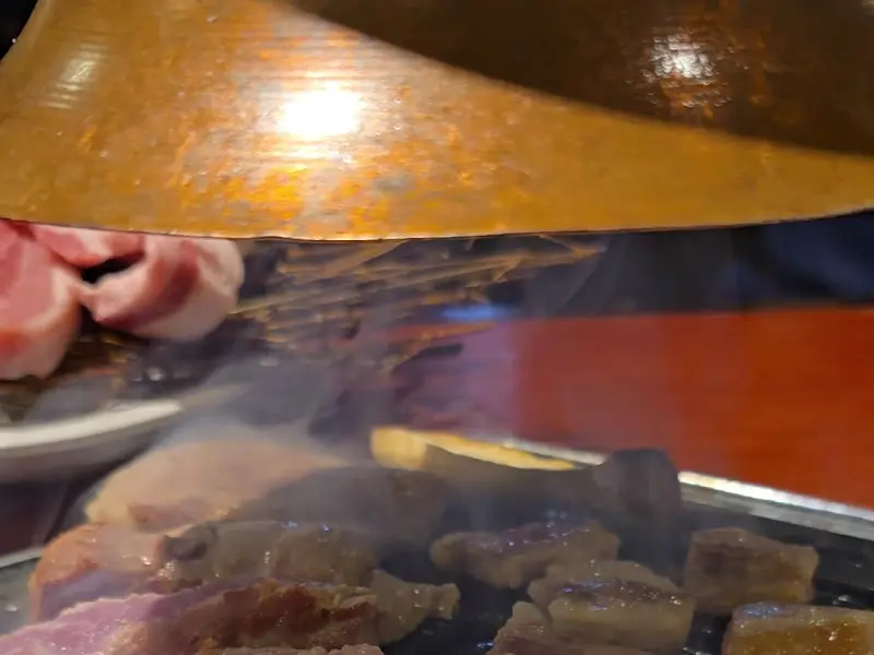 숯불 위에서 익어가는 흑돈 목살