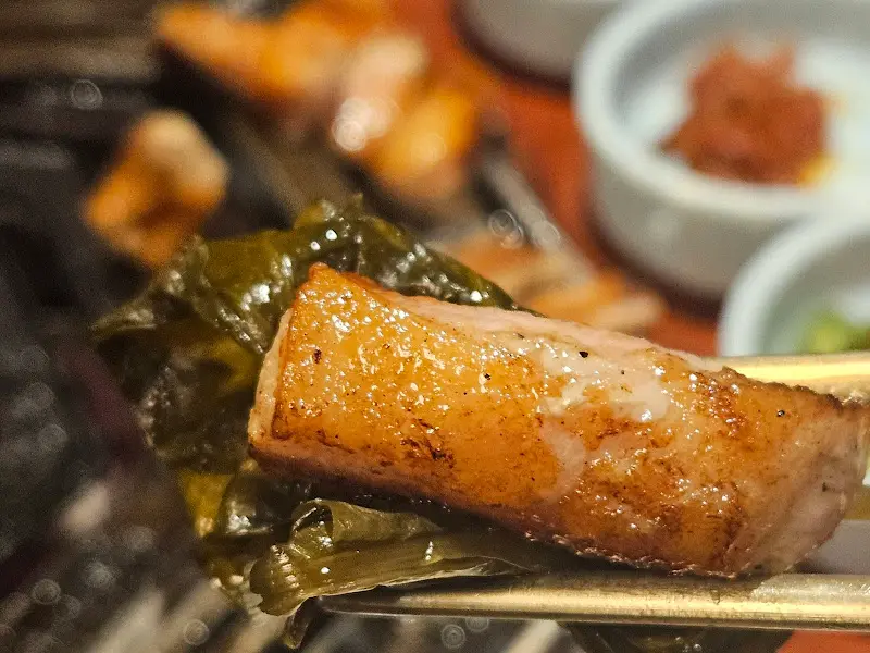 잘 구워진 흑돈 목살 한 점