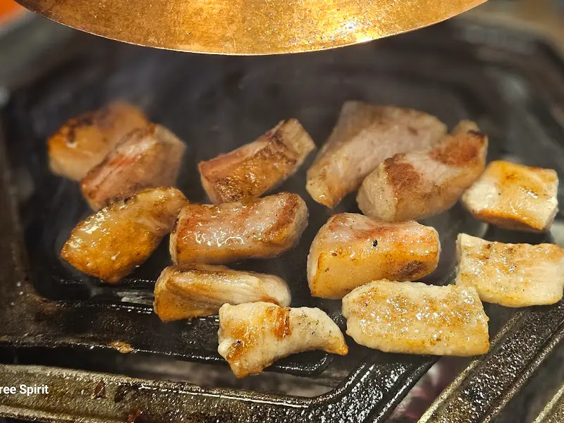 숯불 위에서 맛있게 구워지는 고기