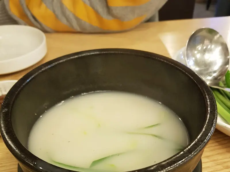 뽀얀 국물이 인상적인 설렁탕