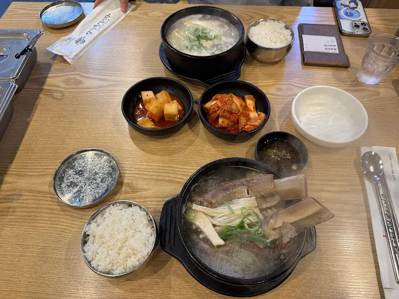 갈비탕과 설렁탕 한 상 차림