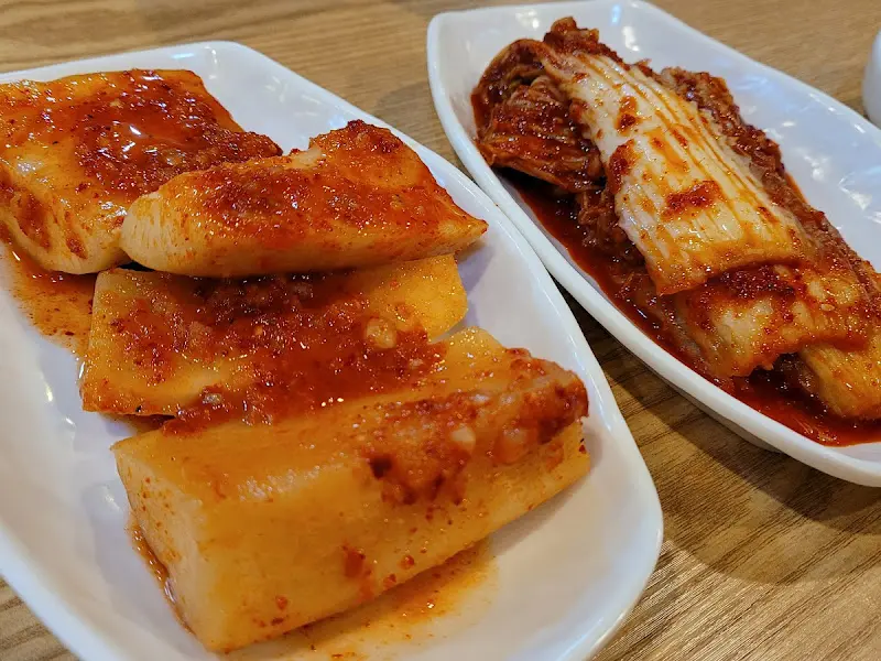 설렁탕과 곁들여 먹기 좋은 깍두기와 김치