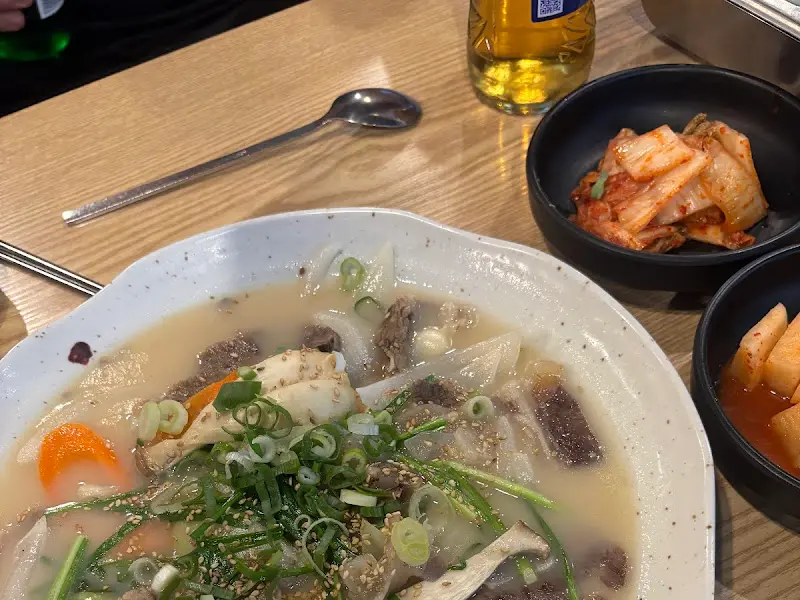 도가니와 고기가 푸짐하게 들어간 특설렁탕