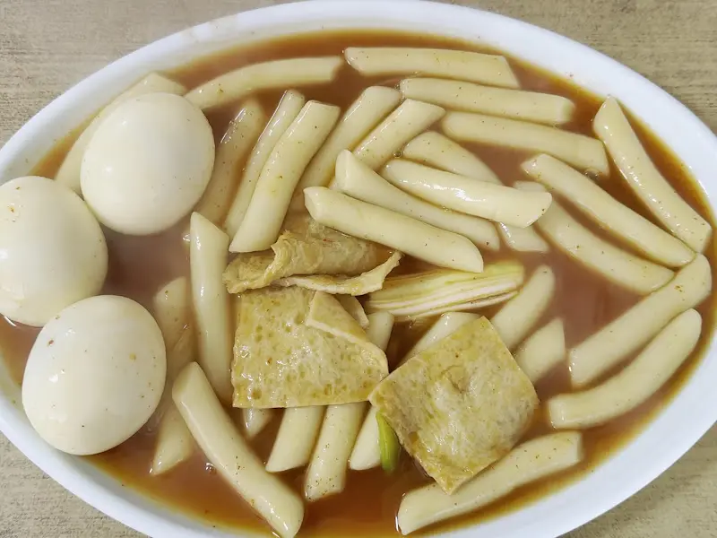 계란과 함께 먹는 떡볶이