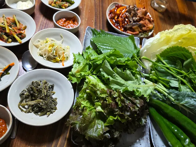 다채로운 쌈 채소와 푸짐한 밑반찬