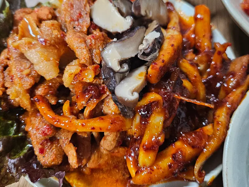 매콤달콤한 제육볶음, 오징어볶음, 표고버섯볶음