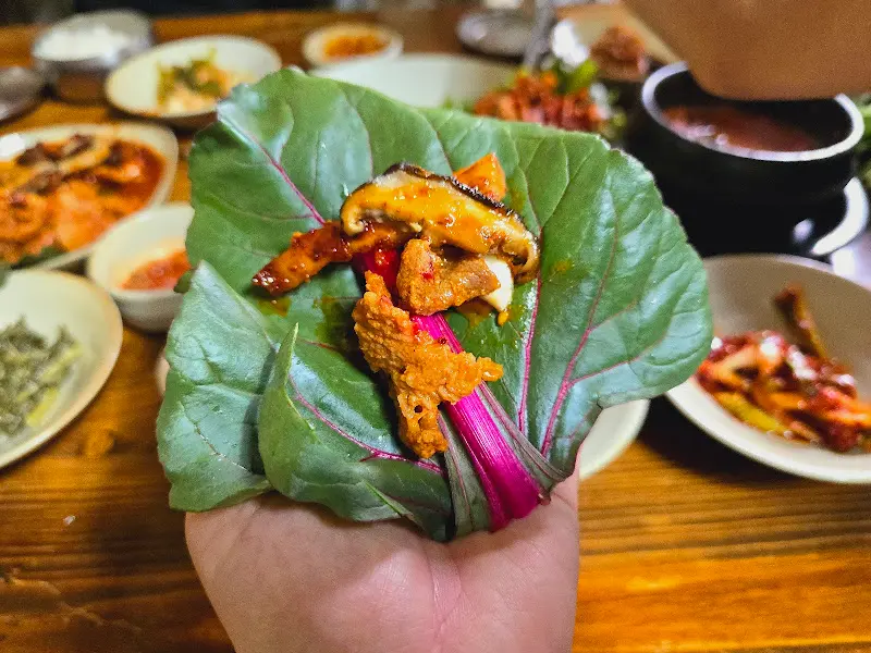 손으로 정성스럽게 싼 쌈