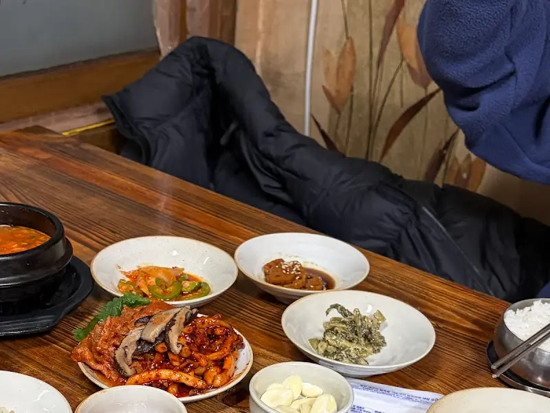 정갈하게 담긴 밑반찬들