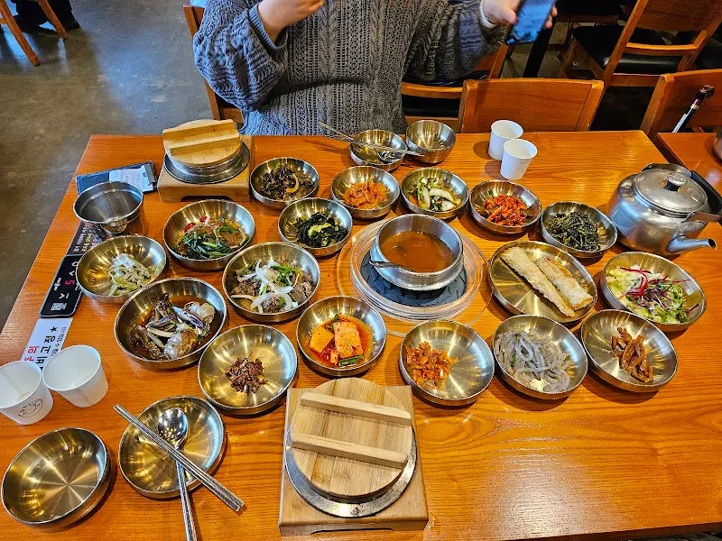 푸짐하게 차려진 한상차림