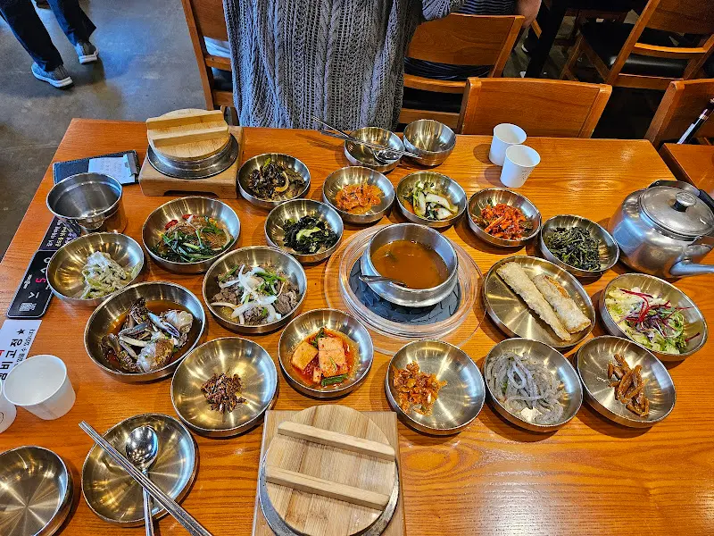 돌솥밥과 한상차림