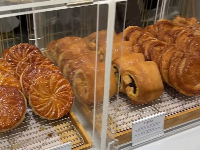 진열대 위 빵들