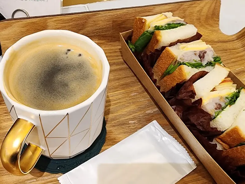 샌드위치와 커피