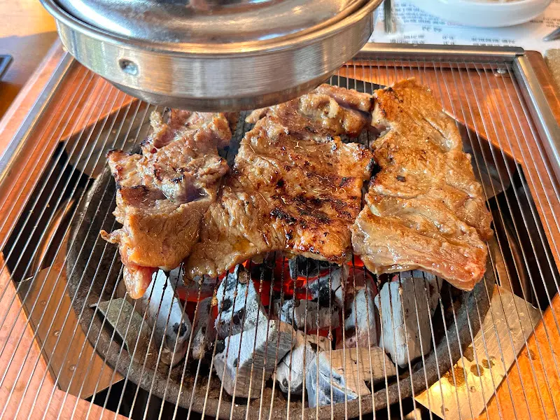 숯불 위에서 익어가는 수제 양념갈비