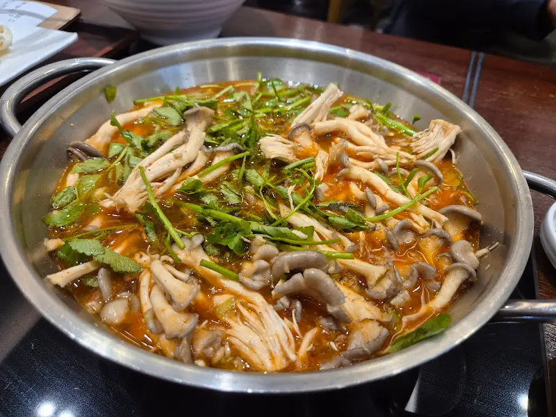 미나리가 듬뿍 들어간 칼국수의 모습