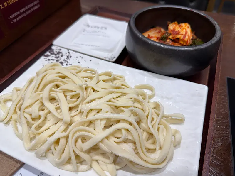 칼국수와 김치의 모습