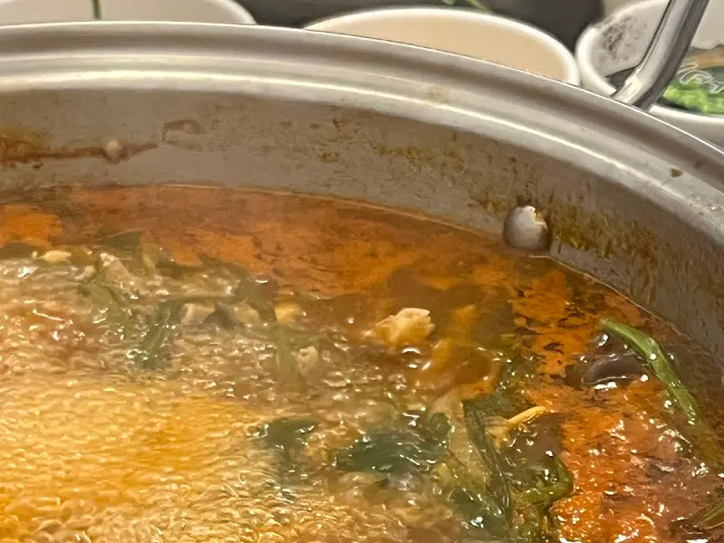 얼큰한 국물의 칼국수