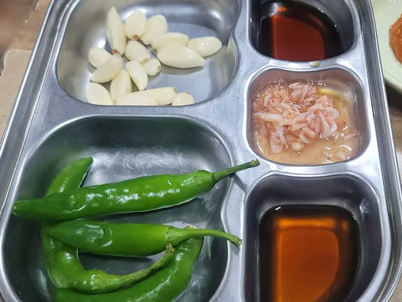 다양한 소스와 밑반찬