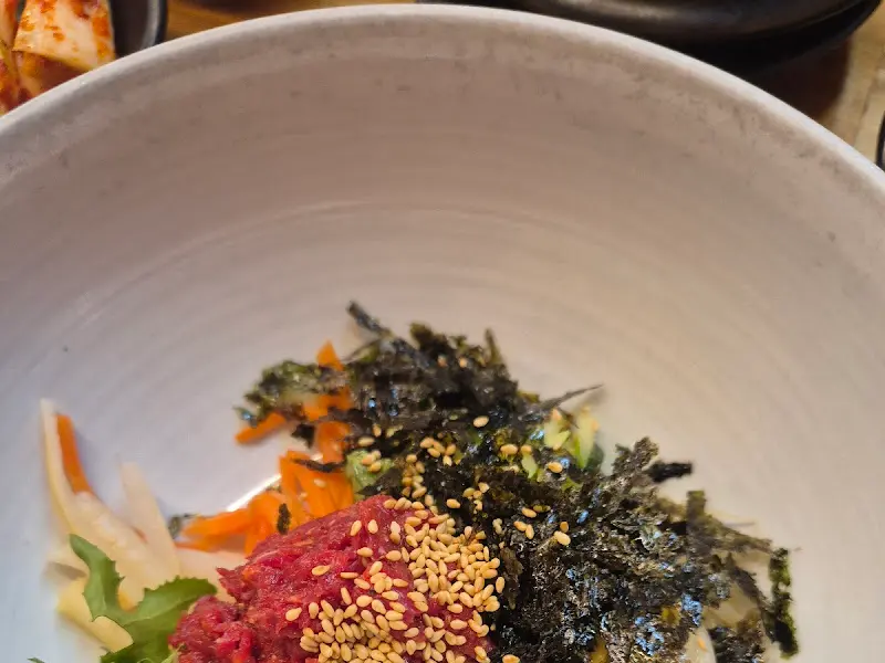 육회비빔밥의 자태