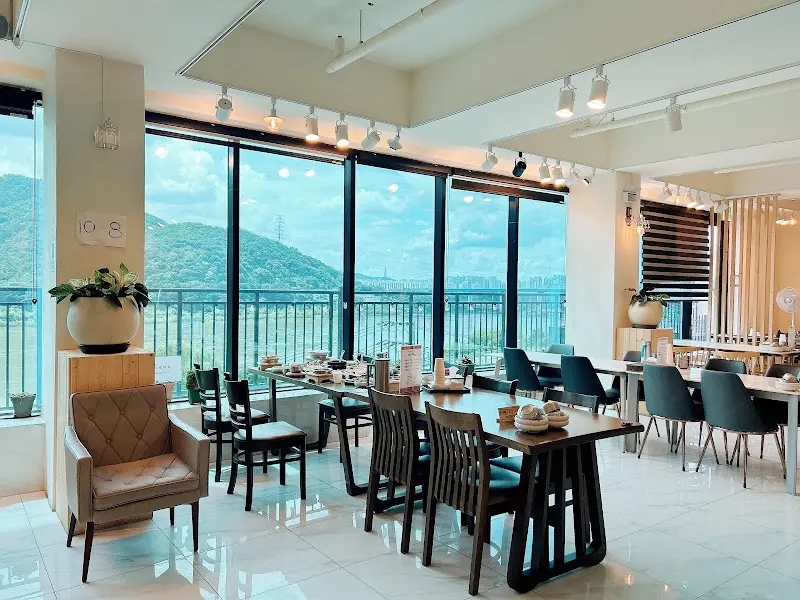 탁 트인 한강 뷰가 보이는 한정식 도화의 내부 모습