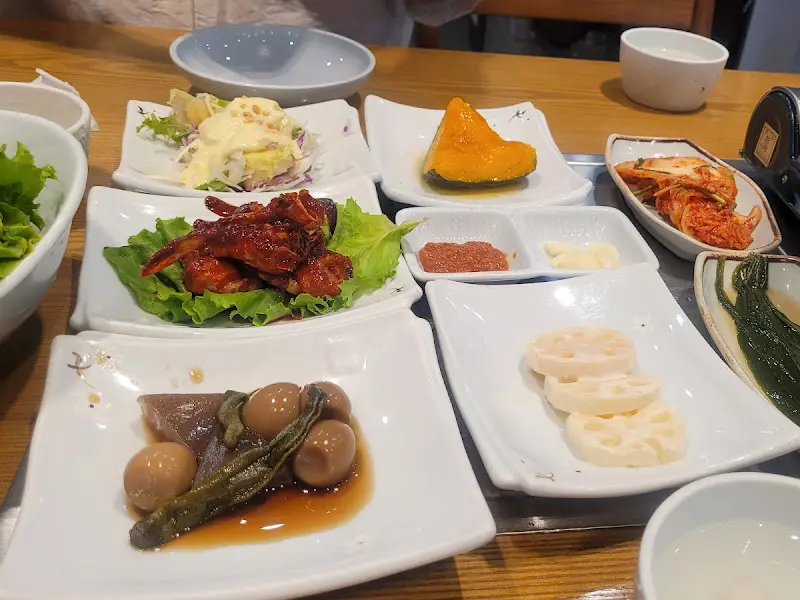 다채로운 밑반찬이 놓인 테이블