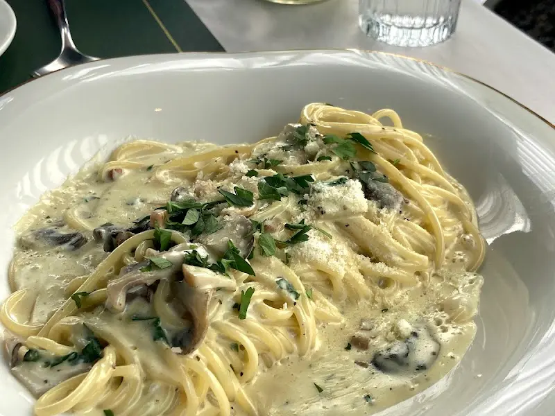 테이블에 놓인 크림 파스타